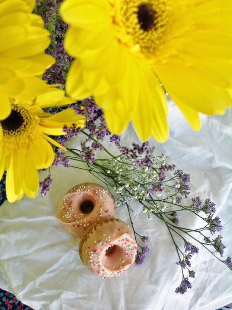 DONUTS HORNEADOS CON CHISPAS DE CHOCOLATE Y COBERTURA DE CANDY MELTS