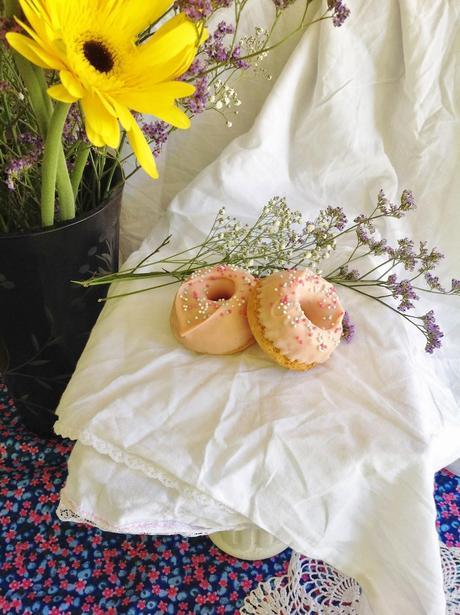 DONUTS HORNEADOS CON CHISPAS DE CHOCOLATE Y COBERTURA DE CANDY MELTS