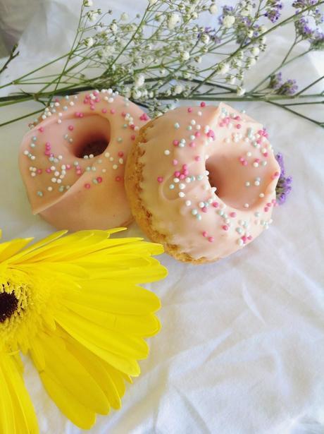 DONUTS HORNEADOS CON CHISPAS DE CHOCOLATE Y COBERTURA DE CANDY MELTS