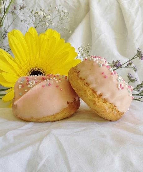 DONUTS HORNEADOS CON CHISPAS DE CHOCOLATE Y COBERTURA DE CANDY MELTS
