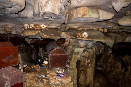 Ataudes y calaveras en el interior de la roca, Tana Toraja