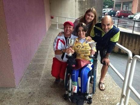 Mila Lopez tras la entrega del maillot de campeona en La Bira con unos compañeros del equipo italiano de ciclismo