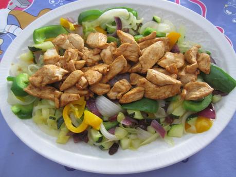 VERDURAS SALTEADAS CON POLLO ADOBADO.