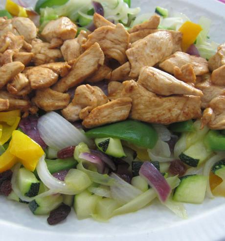 VERDURAS SALTEADAS CON POLLO ADOBADO.