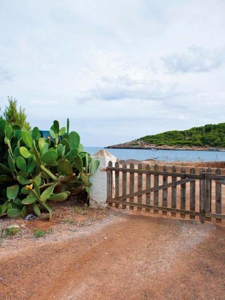 UNA CASA EN IBIZA CON DECORACIÓN RÚSTICA NATURAL