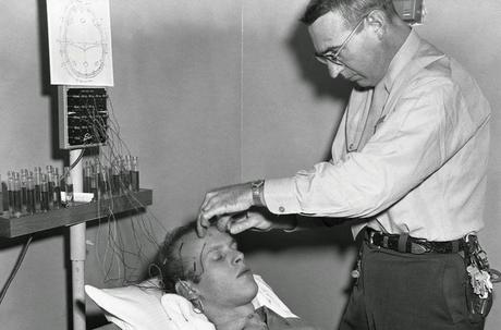 Pequeños relatos de Ciencia Ficción-37: Dr. Jeakovich; por favor...