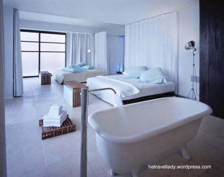 Dormitorio doble con bañera al piso con patas