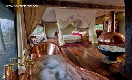 Cuarto dormitorio exótico con bañera de cobre