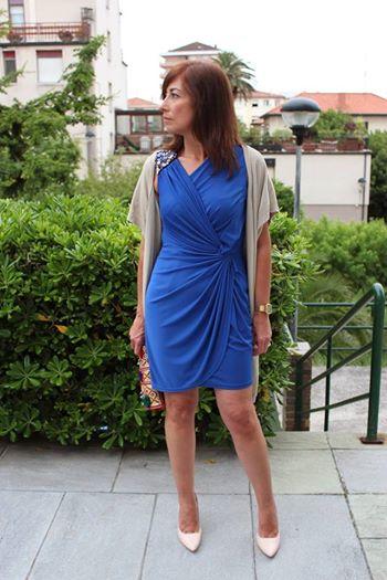 Foto: Esta mañana en nuestra Comunidad Street Style apuestan por un vestido drapeado en azul klein. Más detalles: http://bit.ly/1mwqTDE