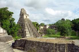 Vista de los templos Mayas en Tikal