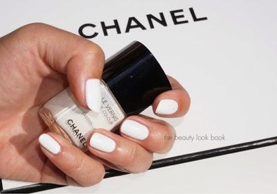 Esmalte de uñas blanco... a la última !