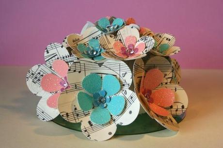 lindo centro de mesa con flores de papel