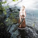 linnea strid arte hiperrealista totenart chica en un lago