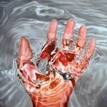 linnea strid arte hiperrealista totenart mano en el agua