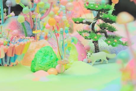 Rincón verde menta con un lobo blanco, detalle de instalación de Pip & Pop