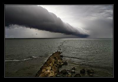 ¿Por qué sudecen las tormentas de verano?