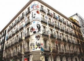 Todo es felicidá, fachada pintada por Jack Babiloni en Madrid 