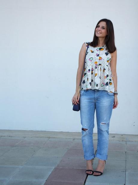 Blusa estampada y boyfriend jeans