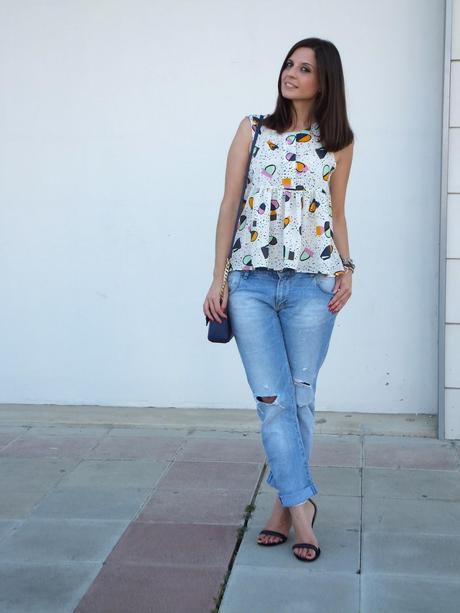 Blusa estampada y boyfriend jeans