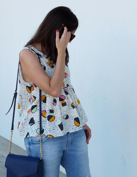 Blusa estampada y boyfriend jeans