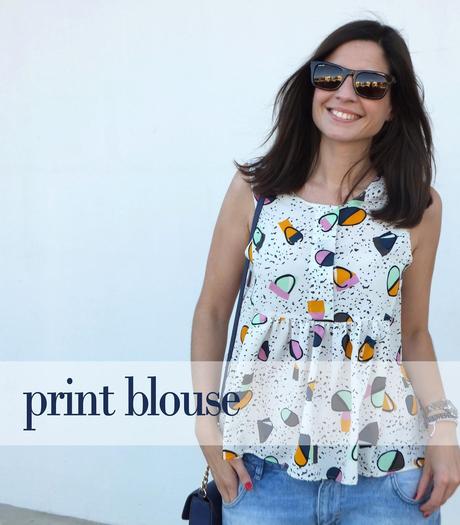 Blusa estampada y boyfriend jeans