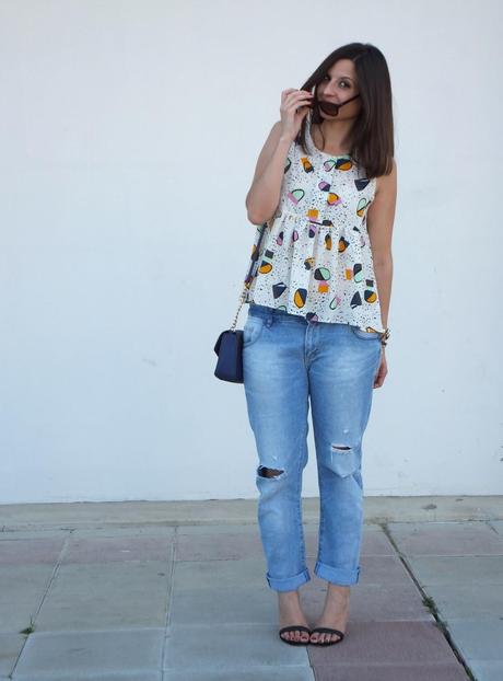 Blusa estampada y boyfriend jeans