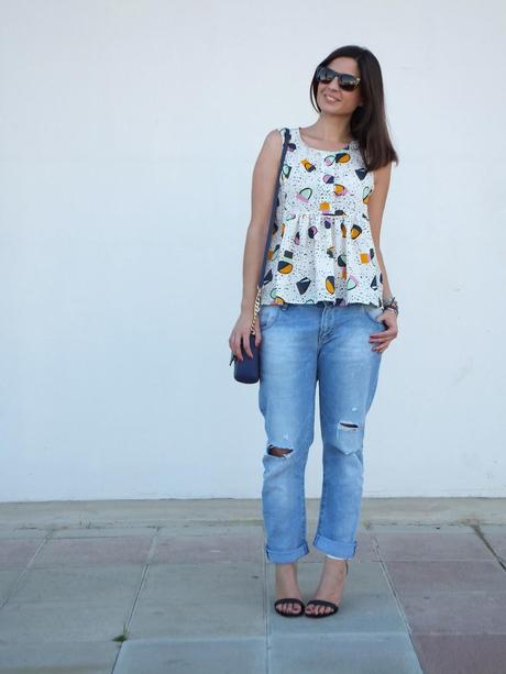 Blusa estampada y boyfriend jeans