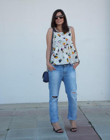 Blusa estampada y boyfriend jeans