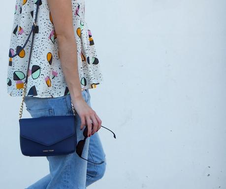 Blusa estampada y boyfriend jeans