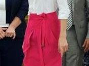 Dña. Letizia, camisa blanca falda fucsia igual hace años