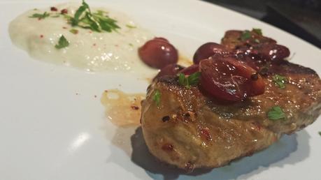 Secreto Ibérico a la Plancha con Mousse de Ajoblanco y Uvas Flambeadas