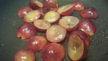 Secreto Ibérico a la Plancha con Mousse de Ajoblanco y Uvas Flambeadas