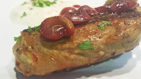 Secreto Ibérico a la Plancha con Mousse de Ajoblanco y Uvas Flambeadas