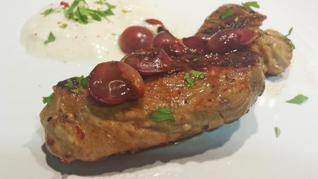 Secreto Ibérico a la Plancha con Mousse de Ajoblanco y Uvas Flambeadas