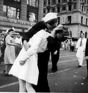 El beso de Time Square_de_locos_y_enajenados