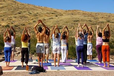 Cómo hacer la pose de yoga del saludo al sol