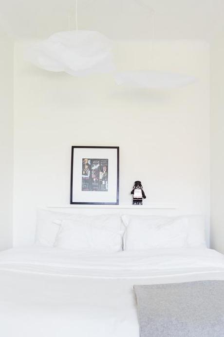 suelo espigado encerado de madera de roble Mini piso en look total white estilo nórdico escandinavo decoración pisos pequeños nórdicos decoración mini pisos decoración en blanco blog decoración nórdica 