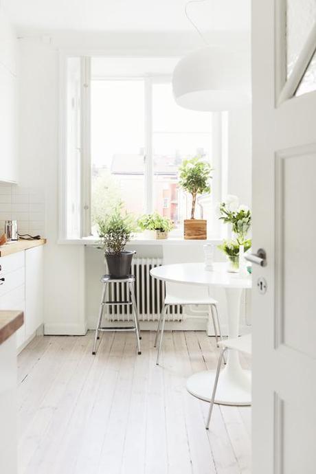 suelo espigado encerado de madera de roble Mini piso en look total white estilo nórdico escandinavo decoración pisos pequeños nórdicos decoración mini pisos decoración en blanco blog decoración nórdica 