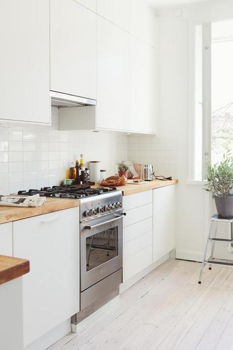 suelo espigado encerado de madera de roble Mini piso en look total white estilo nórdico escandinavo decoración pisos pequeños nórdicos decoración mini pisos decoración en blanco blog decoración nórdica 