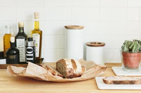 suelo espigado encerado de madera de roble Mini piso en look total white estilo nórdico escandinavo decoración pisos pequeños nórdicos decoración mini pisos decoración en blanco blog decoración nórdica 