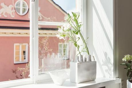 suelo espigado encerado de madera de roble Mini piso en look total white estilo nórdico escandinavo decoración pisos pequeños nórdicos decoración mini pisos decoración en blanco blog decoración nórdica 