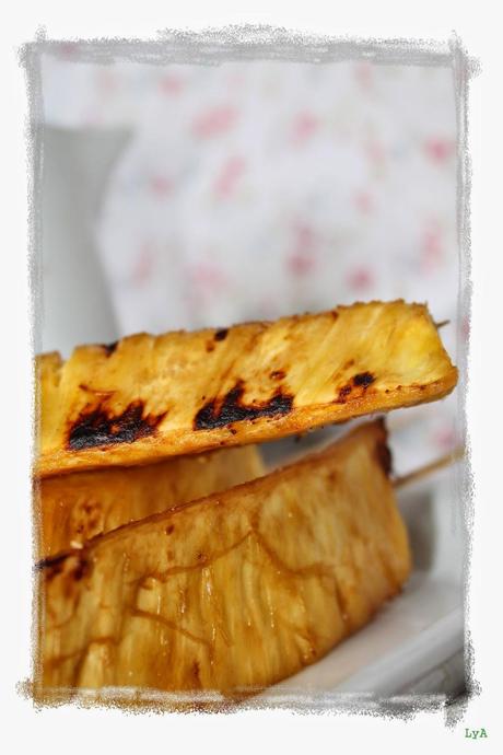 Brochetas de piña a la barbacoa... con salsa de chocolate