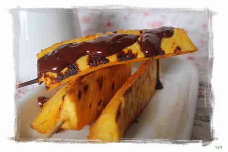 Brochetas de piña a la barbacoa... con salsa de chocolate