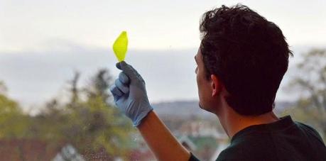 Estudiante crea la primera hoja sintética que convierte agua y luz en oxígeno