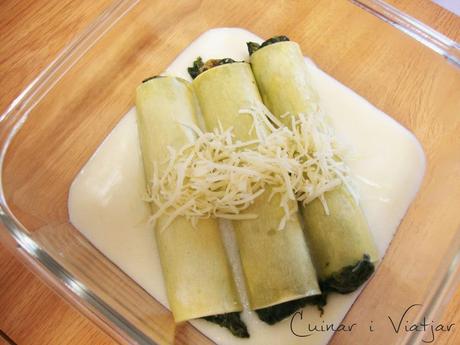 Canelones de espinacas, piñones y pasas.