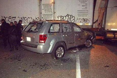 Jeep blindado resiste más de 350 balazos y varias granadas en México. 