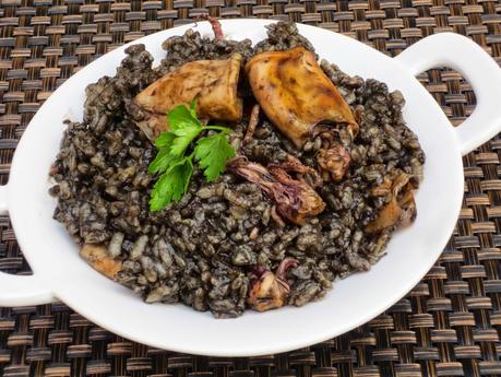 Arroz negro con chipirones