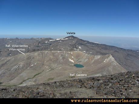 Ruta Posiciones del Veleta - Mulhacén: Bajando con el Veteta y los refugios de Villavientos y Caldera de fondo