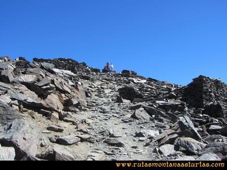 Ruta Posiciones del Veleta - Mulhacén: Tramo final a la empedrada cima del Mulhacén