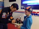 Pedrosa firmando autógrafos a sus fans